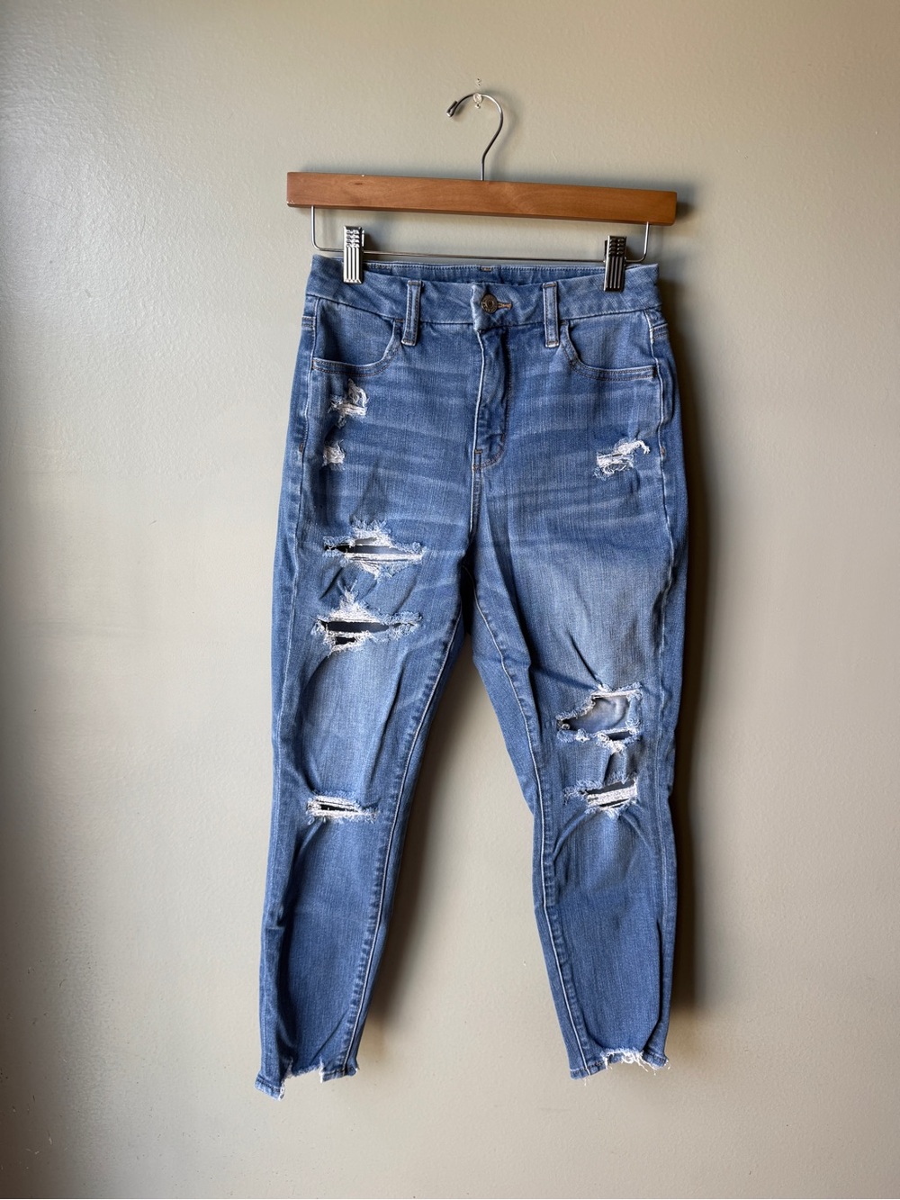 American Eagle Women’s Distressed Ripped Skinny Jeans Size 4 Short Medium Wash